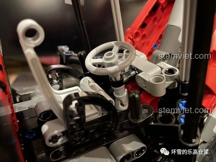 Chi tiết nội thất buồng lái của Xe Xúc Lật Công Trình ONEBOT OBZZJ01AIQI, với vô lăng, cần điều khiển và ghế ngồi.