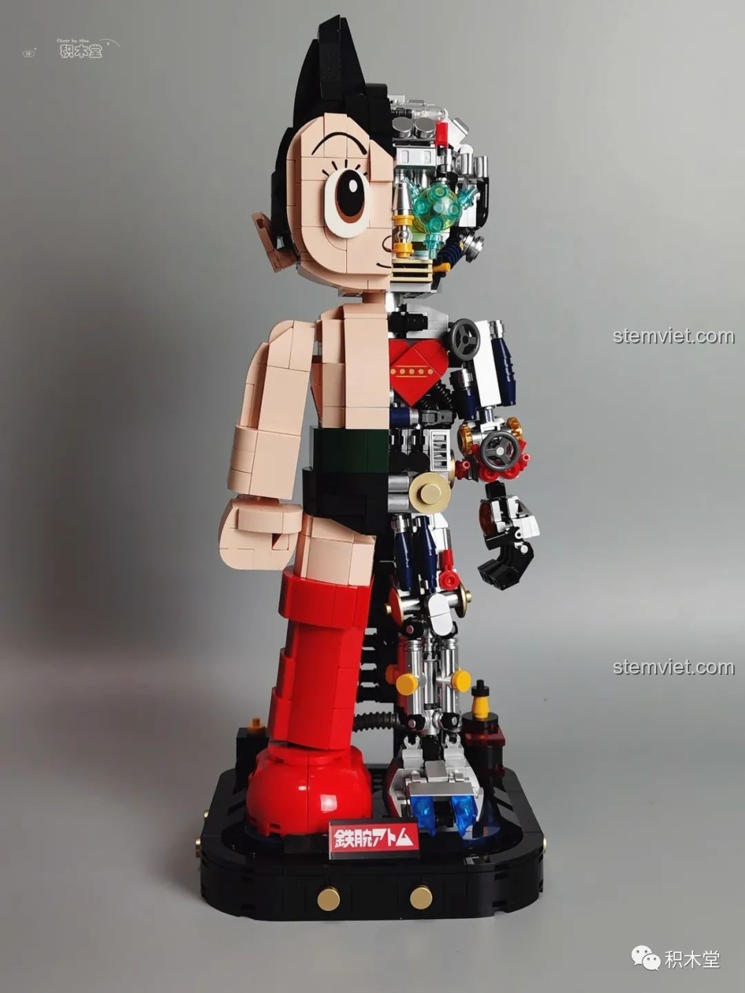 Mô hình Pantasy 86203 Astro Boy hoàn thiện được đặt trên đế trưng bày, nhìn từ phía trước.