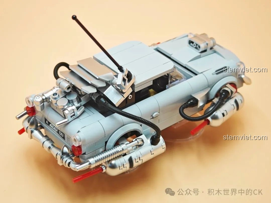 Góc nhìn 3/4 từ phía sau của mô hình Pinbo PB8802 Xe DeLorean Bay ở chế độ bay.