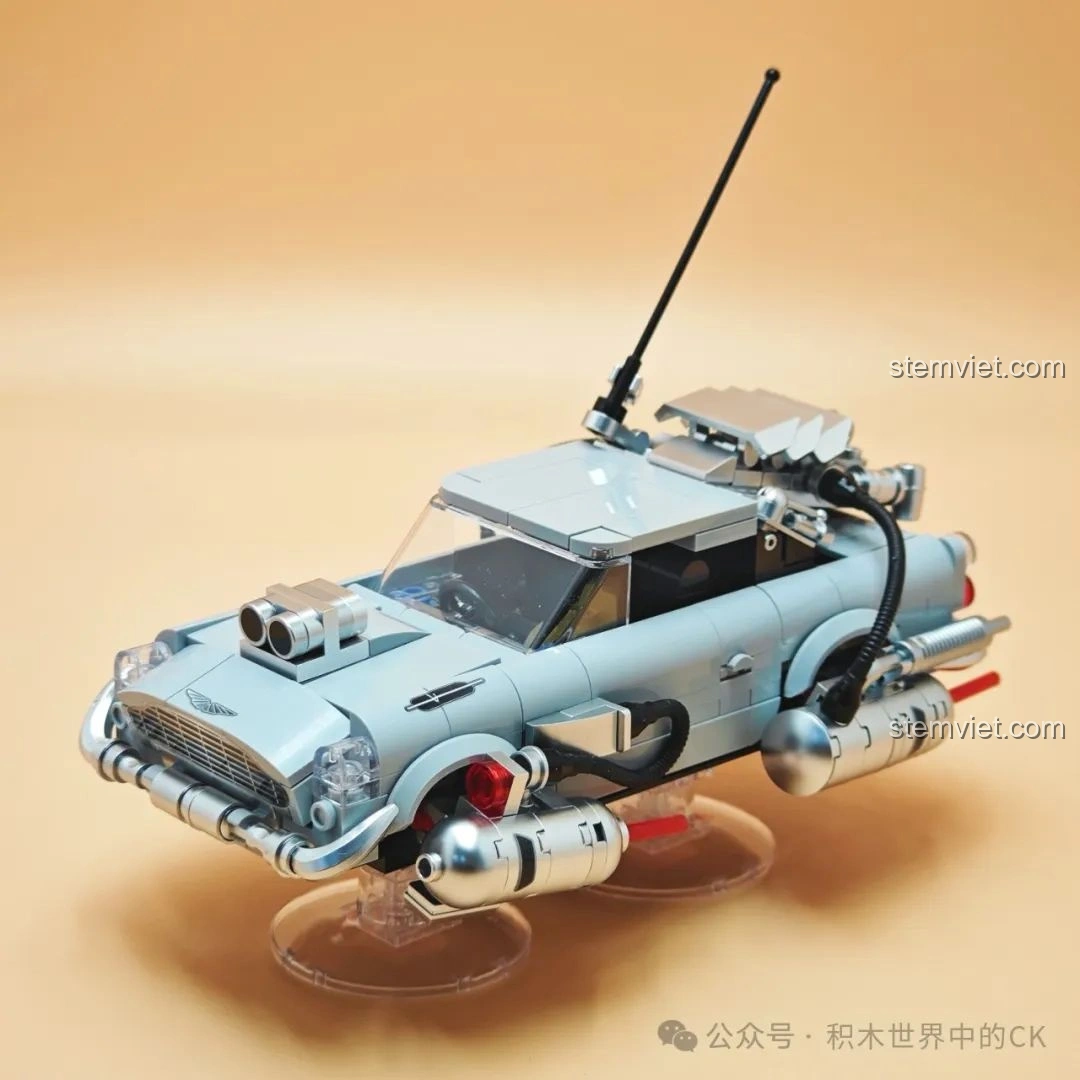 Cận cảnh mô hình Pinbo PB8802 Xe DeLorean Bay ở chế độ bay, với các chi tiết động cơ và ống dẫn.