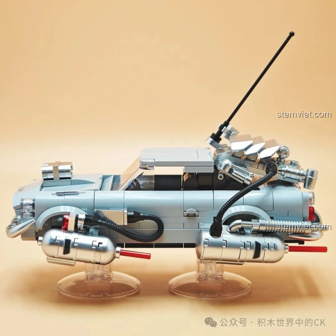 Góc nhìn ngang của mô hình Pinbo PB8802 Xe DeLorean Bay ở chế độ bay, thể hiện thiết kế khí động học.