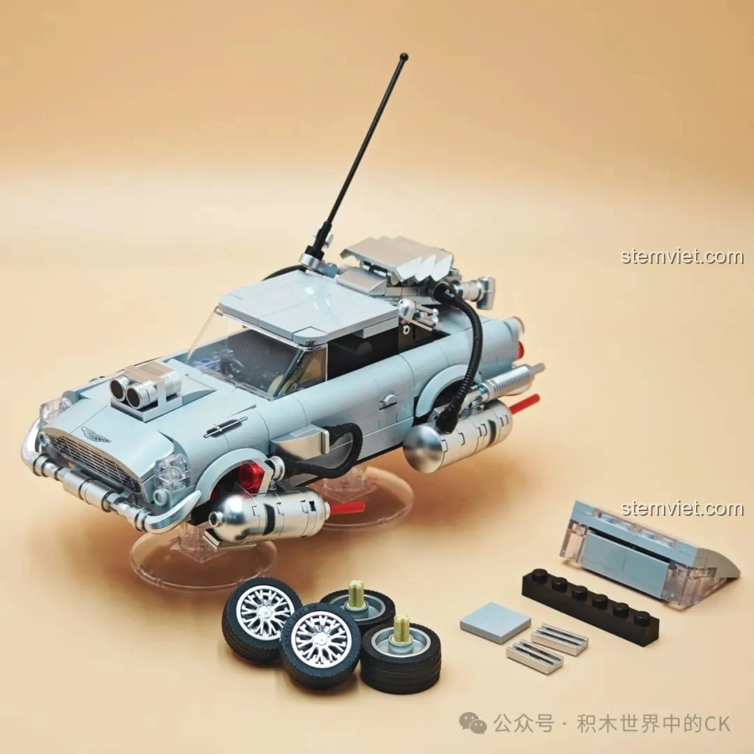 Mô hình Pinbo PB8802 Xe DeLorean Bay ở chế độ bay, kèm theo bánh xe và đế trưng bày.