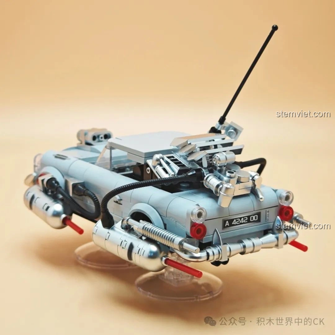 Mặt sau của mô hình Pinbo PB8802 Xe DeLorean Bay ở chế độ bay, với biển số và chi tiết động cơ.