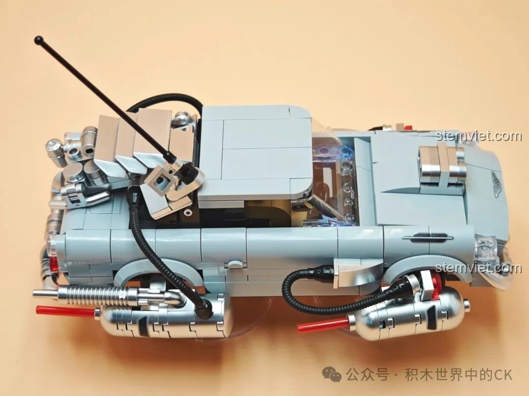 Góc nhìn từ trên xuống của mô hình Pinbo PB8802 Xe DeLorean Bay ở chế độ bay.