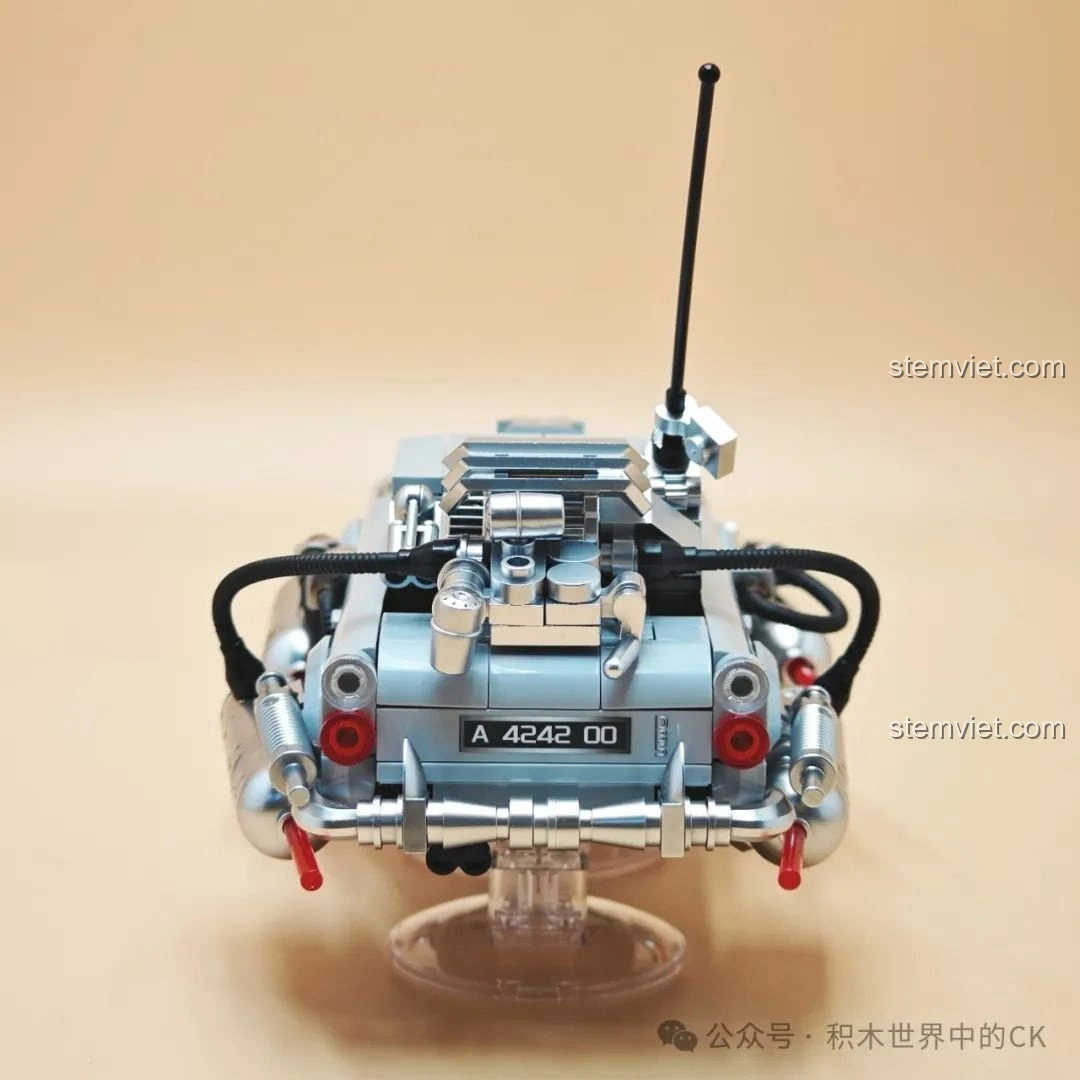 Góc nhìn trực diện từ phía sau của mô hình Pinbo PB8802 Xe DeLorean Bay ở chế độ bay.