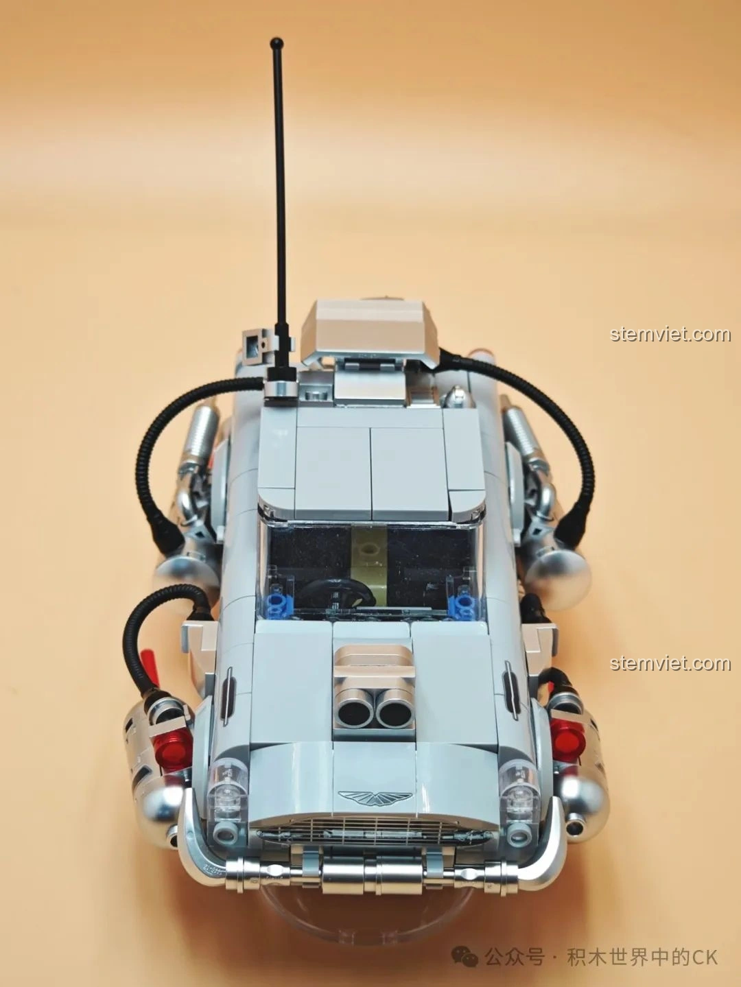 Góc nhìn trực diện từ phía trước của mô hình Pinbo PB8802 Xe DeLorean Bay ở chế độ bay.