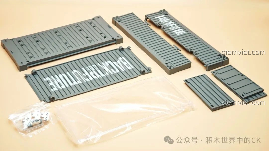 Các mảnh ghép của hộp trưng bày kiêm container đi kèm bộ Pinbo PB8802 Xe DeLorean Bay.