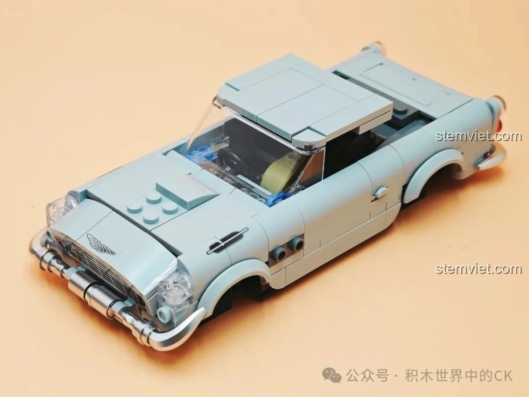 Mô hình Pinbo PB8802 Xe DeLorean Bay đang trong quá trình lắp ráp, ở chế độ ô tô.