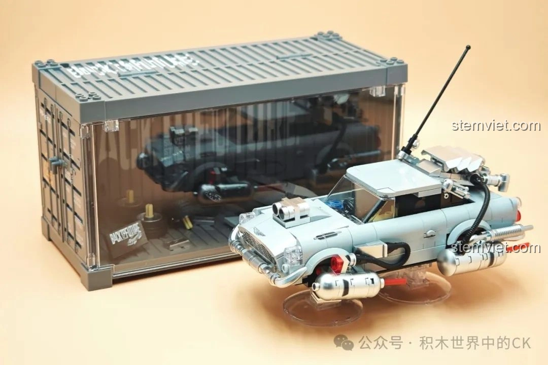 Mô hình Pinbo PB8802 Xe DeLorean Bay ở chế độ bay, trưng bày cùng hộp container đi kèm.