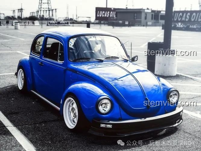Hình ảnh chiếc xe Volkswagen Beetle màu xanh dương cổ điển, biểu tượng của sự tự do và những chuyến phiêu lưu, gợi cảm hứng cho bộ lắp ráp Pinbo PB8805.