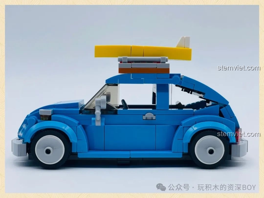 Mô hình Pinbo PB8805 Xe Volkswagen Beetle Cắm Trại hoàn chỉnh với ván lướt sóng trên nóc, sẵn sàng cho chuyến đi.