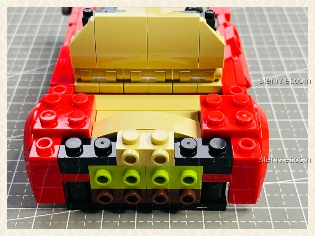 Cận cảnh phần đuôi xe của mô hình Pinbo PB8807 Xe Cắm Trại T1 đang được lắp ráp, với các mảnh ghép màu sắc đa dạng tạo điểm nhấn.