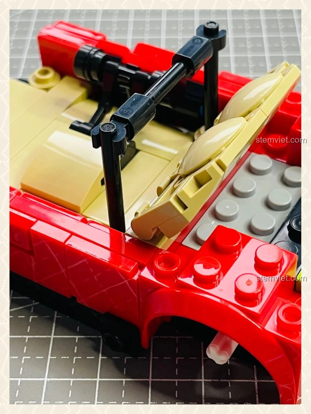 Lắp đặt ghế ngồi và các bộ phận khác vào khung xe Pinbo PB8807 Xe Cắm Trại T1, tạo nên không gian nội thất hoàn chỉnh.