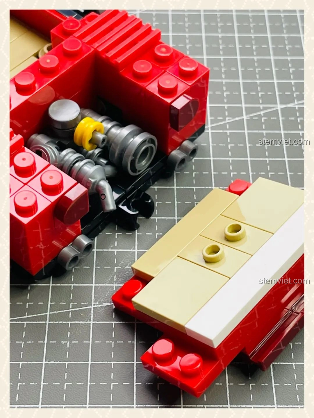 Cận cảnh phần thân xe của mô hình Pinbo PB8807 Xe Cắm Trại T1 đang dần hoàn thiện, với các mảnh ghép màu đỏ và trắng được kết nối chắc chắn.