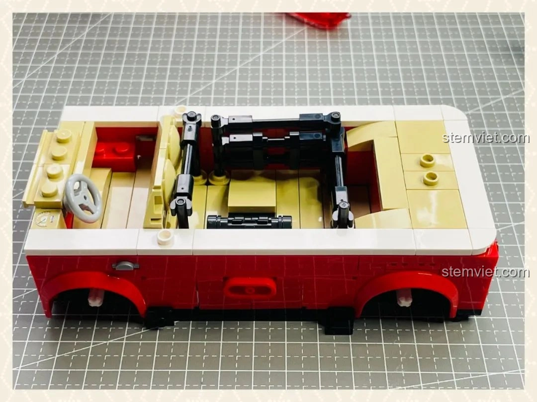 Mô hình Pinbo PB8807 Xe Cắm Trại T1 đã hoàn thiện phần thân xe, sẵn sàng cho việc lắp ráp mái và các phụ kiện đi kèm.