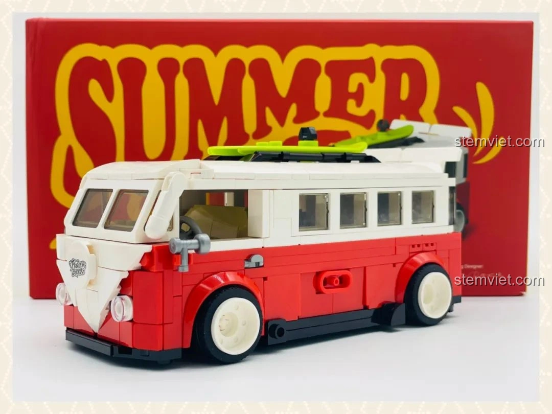 Tổng thể mô hình Pinbo PB8807 Xe Cắm Trại T1 Thời Gian Hè đã hoàn thiện, đặt trước hộp sản phẩm, thể hiện vẻ đẹp và sự tinh xảo của bộ lắp ghép.