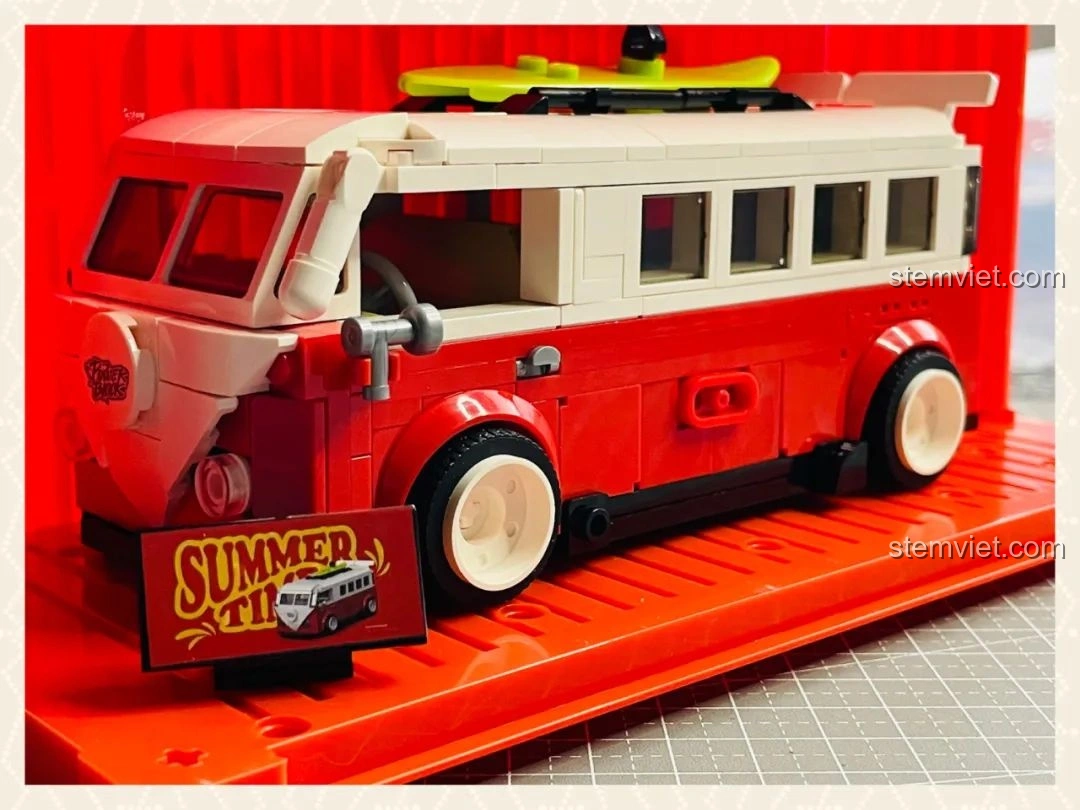 Mô hình Pinbo PB8807 Xe Cắm Trại T1 được đặt bên trong hộp trưng bày container màu đỏ, tạo nên một tổng thể đẹp mắt và chuyên nghiệp.