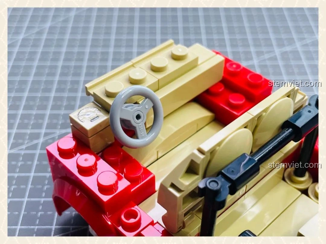 Lắp đặt vô lăng và bảng điều khiển vào khoang lái của mô hình Pinbo PB8807 Xe Cắm Trại T1, tạo nên sự hoàn chỉnh cho nội thất.