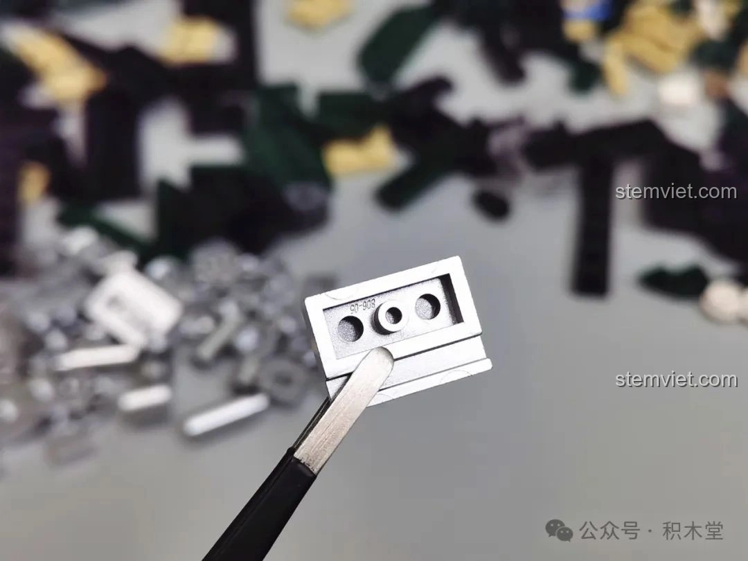 Cận cảnh mảnh ghép mạ chrome sáng bóng của bộ lắp ráp Xe MINI Camper PB8804.