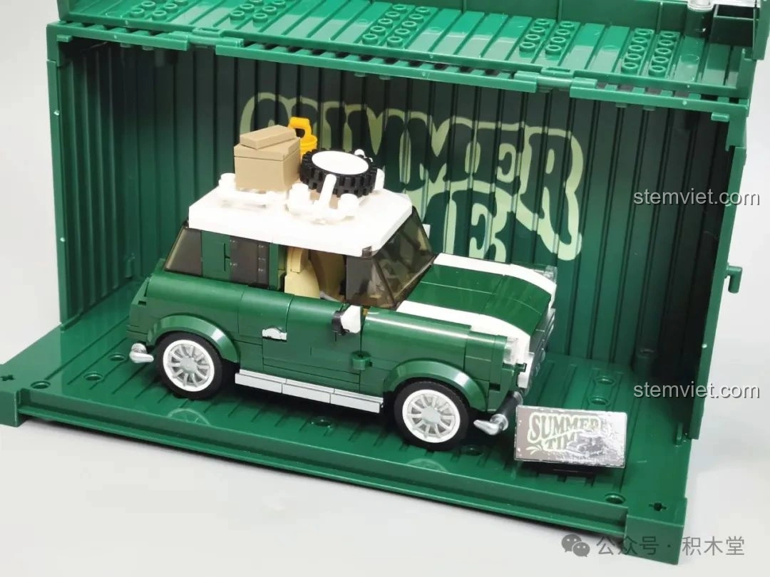 Xe MINI Camper PB8804 được trưng bày trong hộp container có đèn chiếu sáng, tạo hiệu ứng ấn tượng.