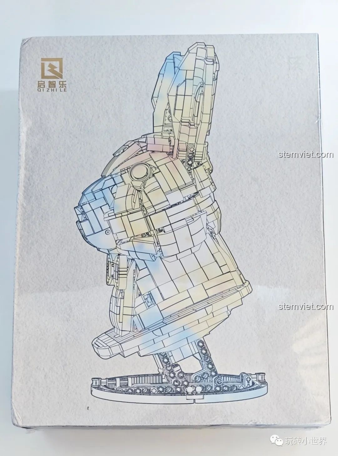 Mặt bên của hộp bộ lắp ghép Qizhile 103001 Thỏ Cát Lợi, thể hiện hình phác thảo chú thỏ, đồ chơi lắp ghép Đầu Thỏ QZ103001.