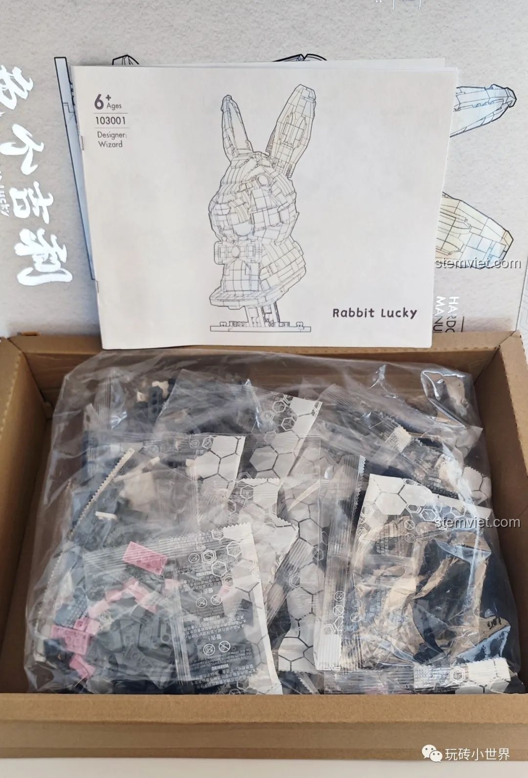 Bên trong hộp bộ lắp ghép Qizhile 103001 Thỏ Cát Lợi với các túi mảnh ghép được đóng gói, đồ chơi lắp ráp Đầu Thỏ cho con gái 6 tuổi.