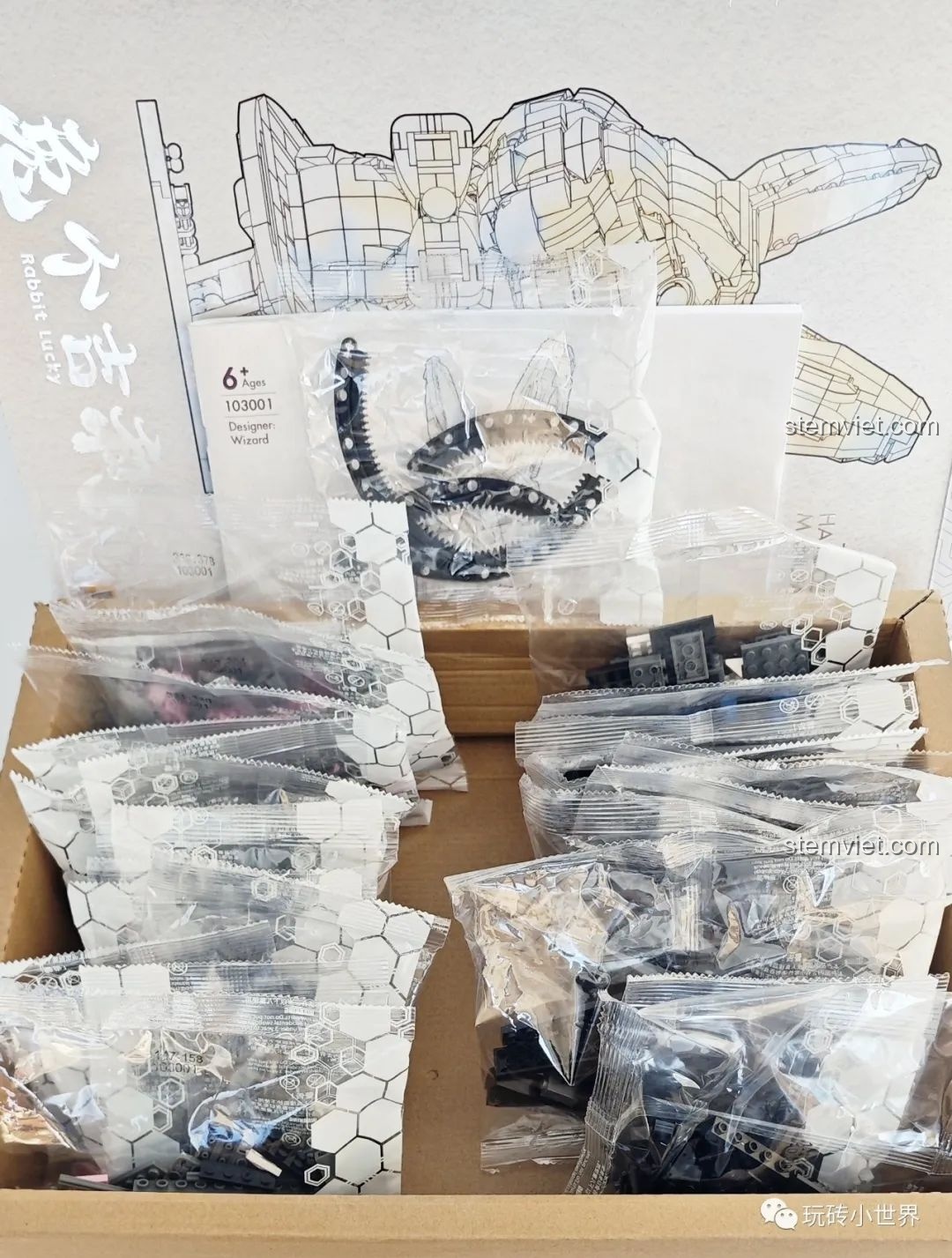 Toàn bộ các túi mảnh ghép của bộ lắp ghép Qizhile 103001 Thỏ Cát Lợi được sắp xếp trong hộp, đồ chơi lắp ghép Mô hình Thỏ cho bé 6+.