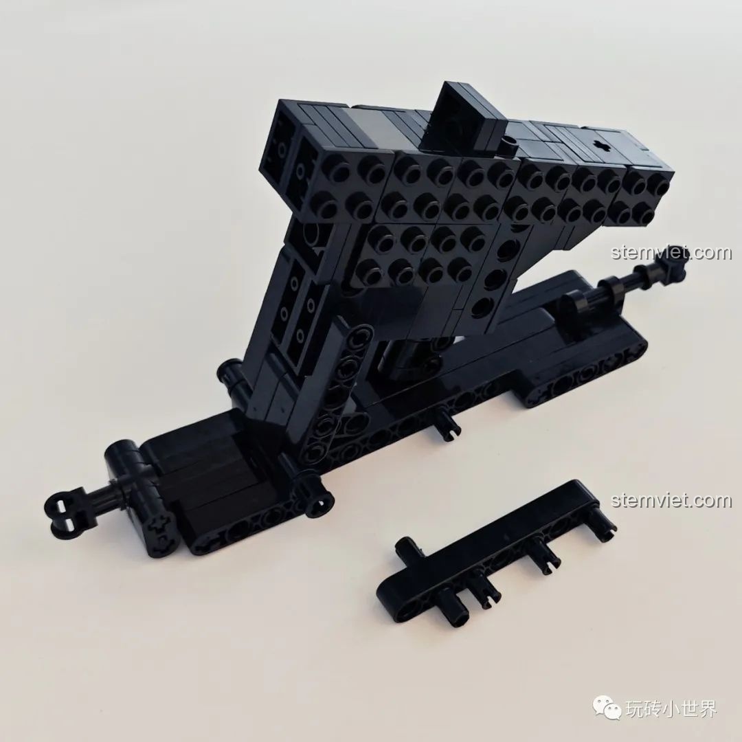 Khung xương của mô hình Thỏ Cát Lợi Qizhile 103001 đang được lắp ráp, thể hiện các chi tiết kỹ thuật, đồ chơi xây dựng Mô hình Thỏ cho trẻ 6+.