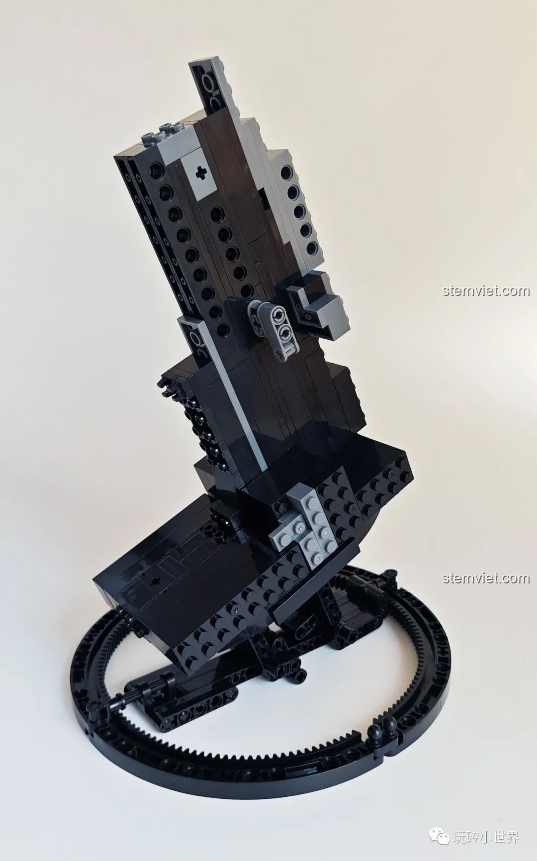 Khung xương của chú Thỏ Cát Lợi Qizhile 103001 đang dần cao lên, chuẩn bị cho các chi tiết bên ngoài, đồ chơi xây dựng Tượng Thỏ cho trẻ em 6 tuổi.