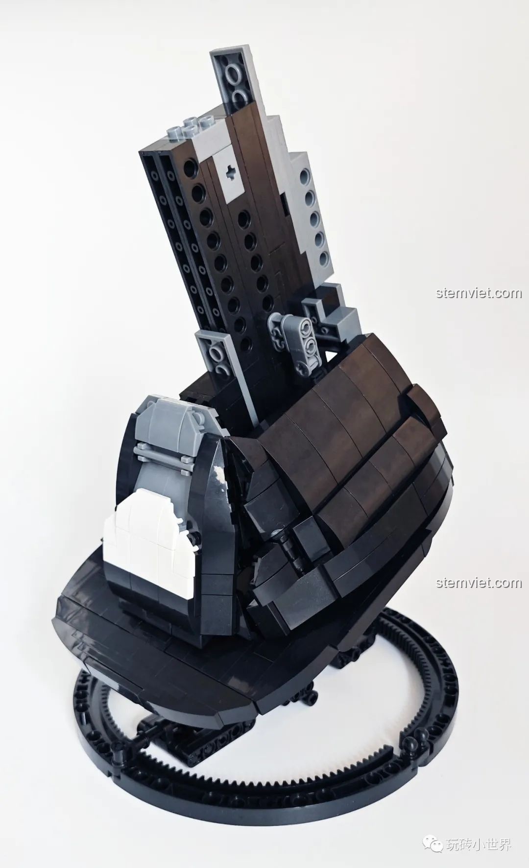 Phần thân dưới của mô hình Thỏ Cát Lợi Qizhile 103001 gần hoàn thiện, thể hiện đường cong mềm mại, bộ xếp hình Thỏ Cát Lợi 1.