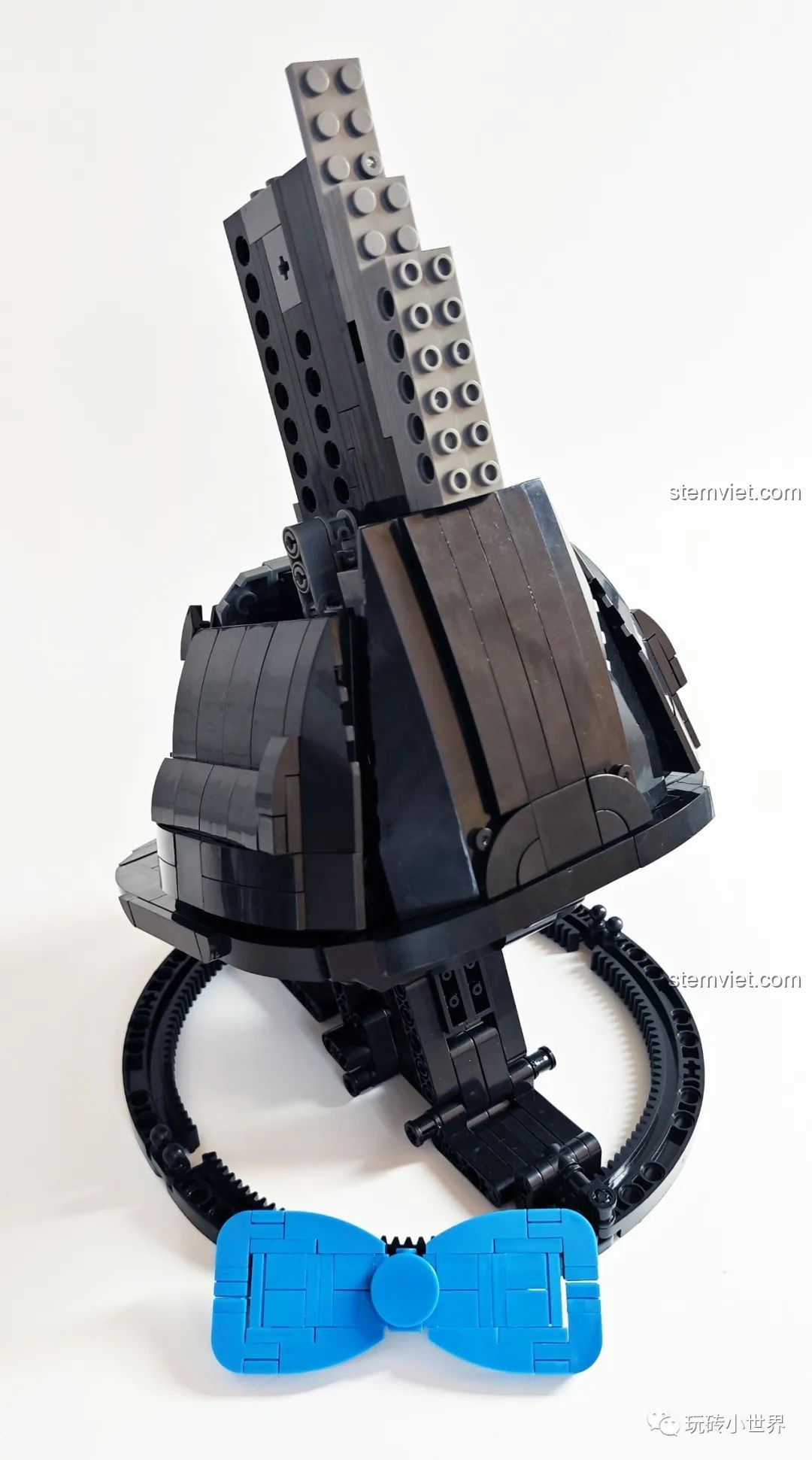 Chiếc nơ màu xanh dương của mô hình Thỏ Cát Lợi Qizhile 103001 đặt cạnh phần thân đang lắp, bộ đồ chơi Tượng Thỏ QZ103001.