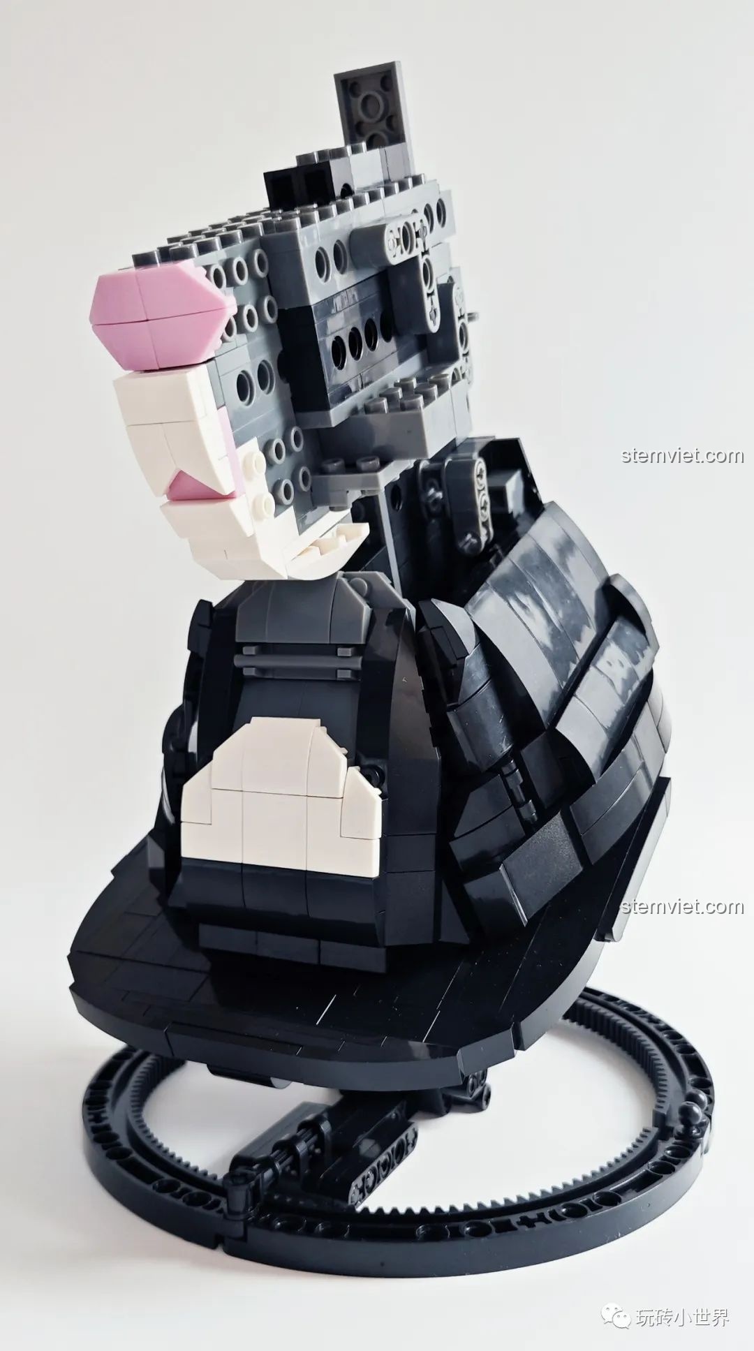 Khuôn mặt của mô hình Thỏ Cát Lợi Qizhile 103001 đang dần hình thành với mũi hồng, miệng trắng, đồ chơi lắp ráp 103001.