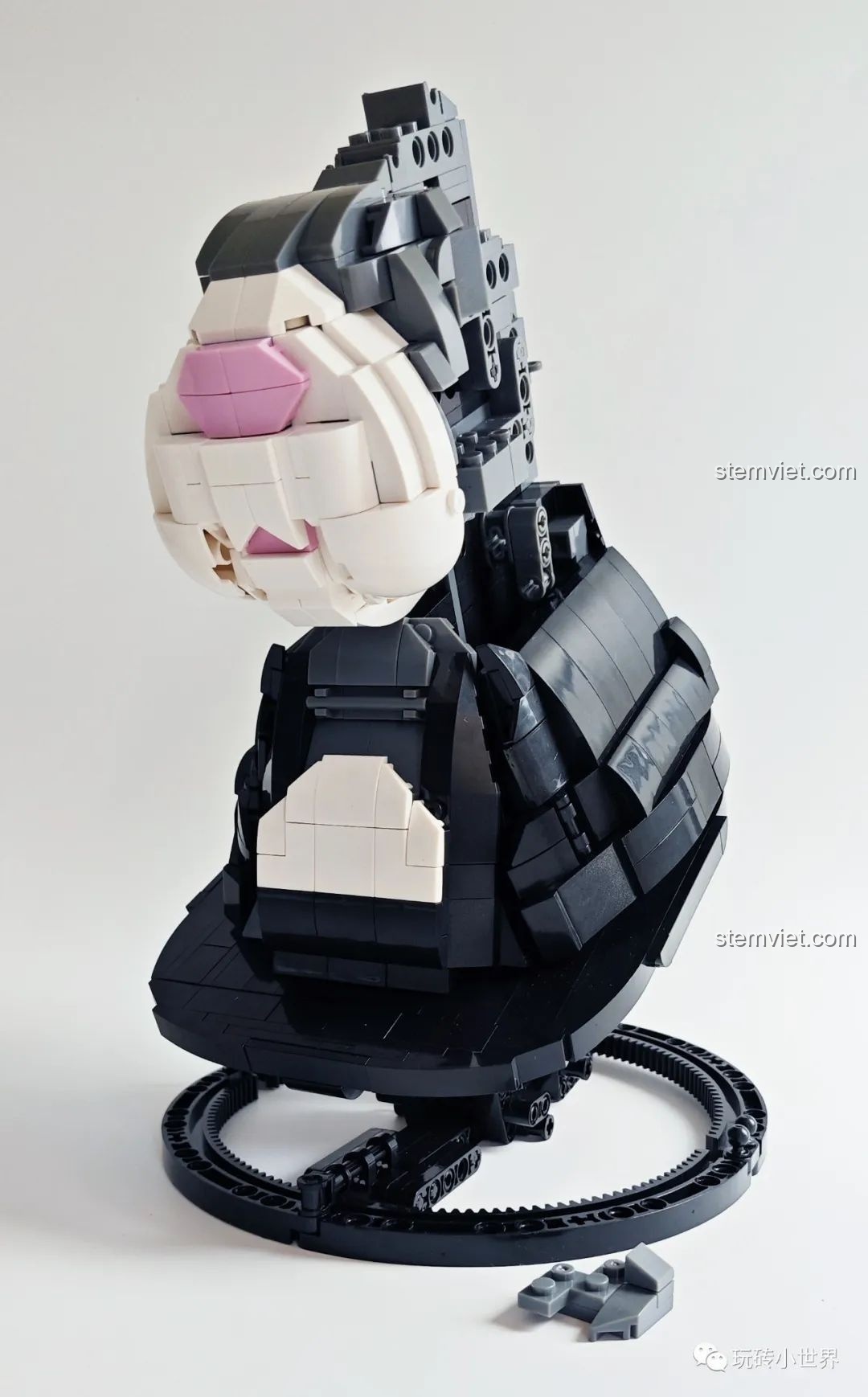 Phần má và cằm của mô hình Thỏ Cát Lợi Qizhile 103001 đang được hoàn thiện, đồ chơi xây dựng QZ103001.