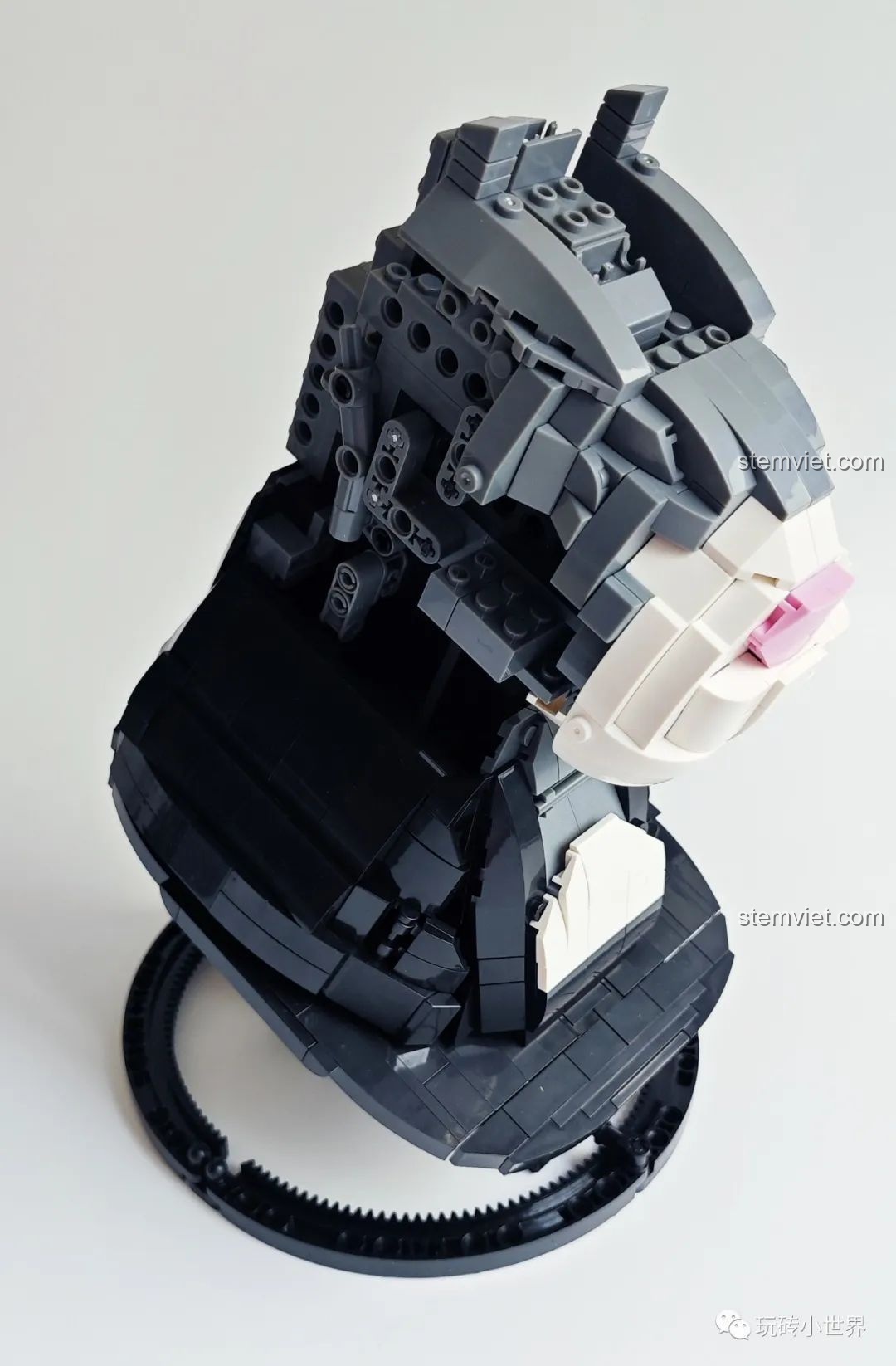 Khuôn mặt của mô hình Thỏ Cát Lợi Qizhile 103001 gần hoàn chỉnh, thể hiện vẻ ngộ nghĩnh, bộ lắp ghép 103001.