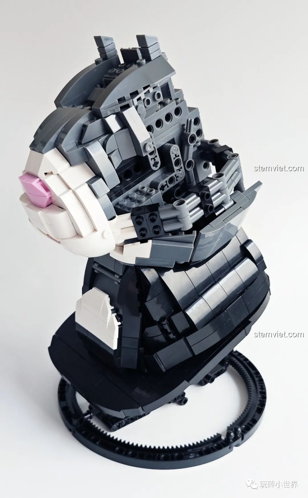 Các chi tiết phía sau đầu của mô hình Thỏ Cát Lợi Qizhile 103001 đang được lắp ráp, bộ đồ chơi 103001.