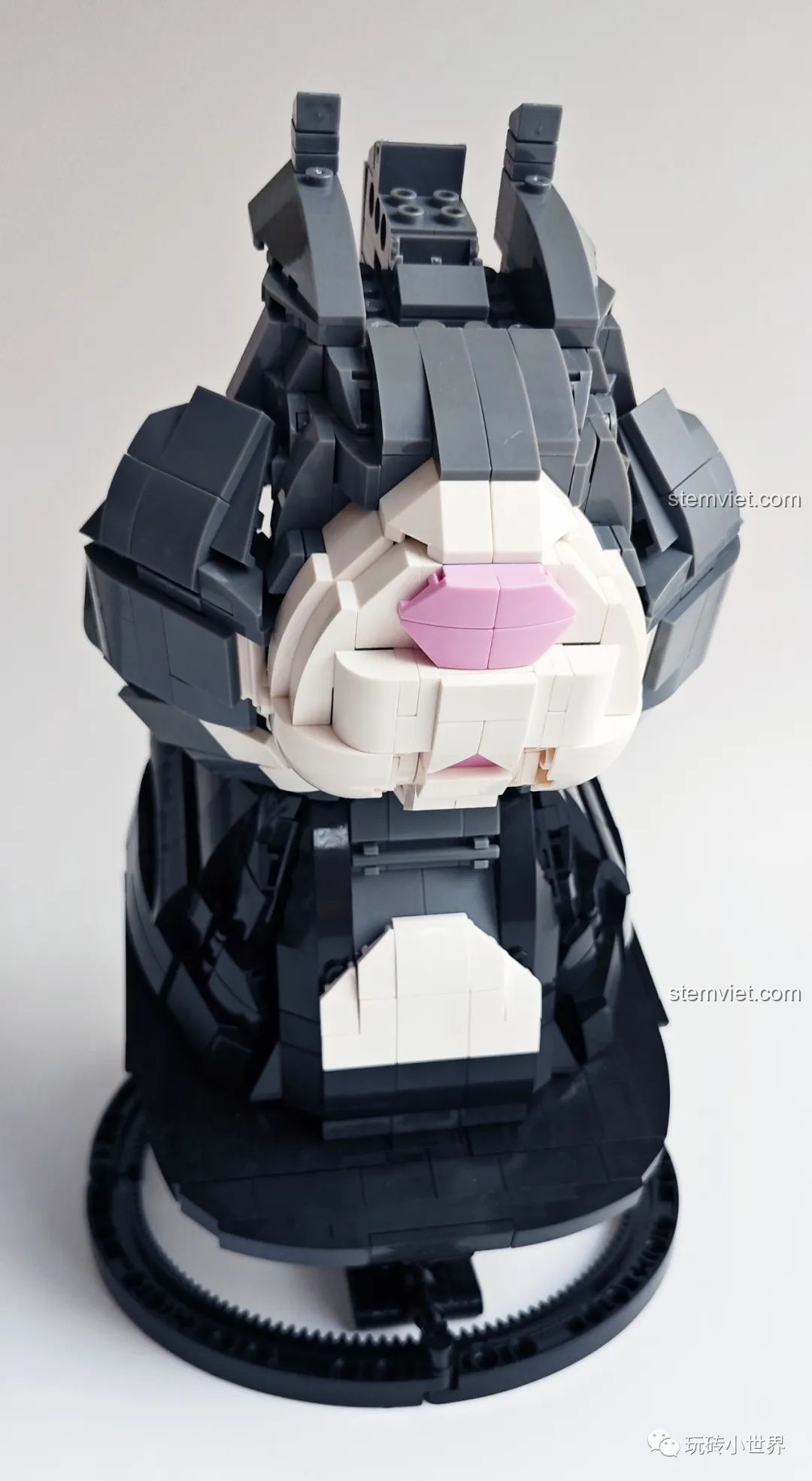 Phần đầu của mô hình Thỏ Cát Lợi Qizhile 103001 với các mảnh ghép xếp chồng tạo khối, review Qizhile 001 Thỏ Cát Lợi.