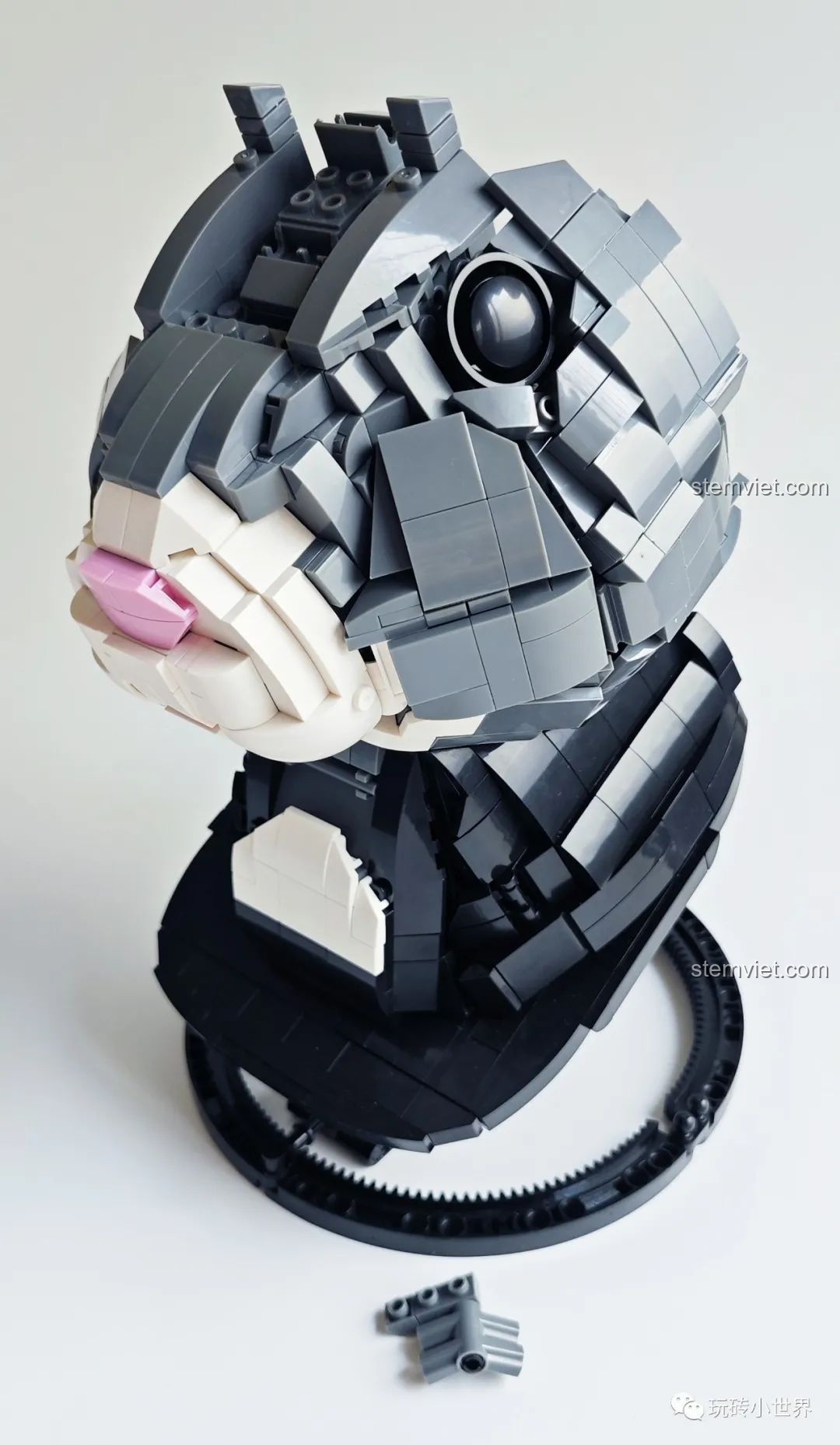 Đôi tai của mô hình Thỏ Cát Lợi Qizhile 103001 với chi tiết màu hồng đang được lắp, trải nghiệm Qizhile 103 001 Mô hình Thỏ.