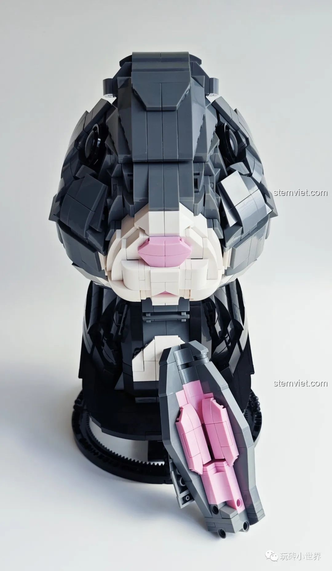 Mặt sau của mô hình Thỏ Cát Lợi Qizhile 103001 đã hoàn thành, thể hiện cấu trúc chắc chắn, review Qizhile 001 Thỏ Cát Lợi.