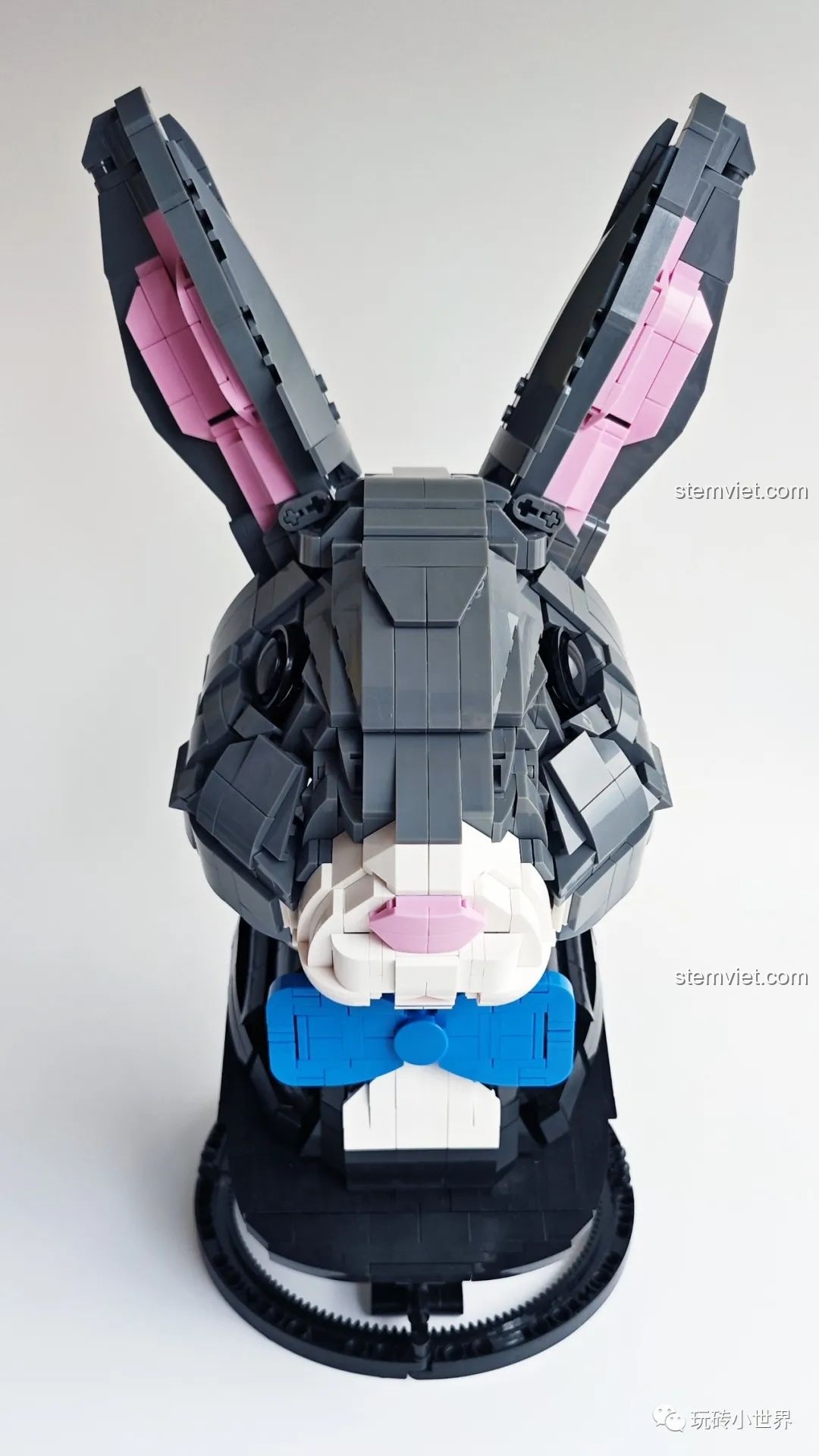 Góc nghiêng của mô hình Thỏ Cát Lợi Qizhile 103001 đã hoàn thành, thể hiện sự tinh xảo trong thiết kế, trải nghiệm Qizhile 103001 Thỏ Cát Lợi.