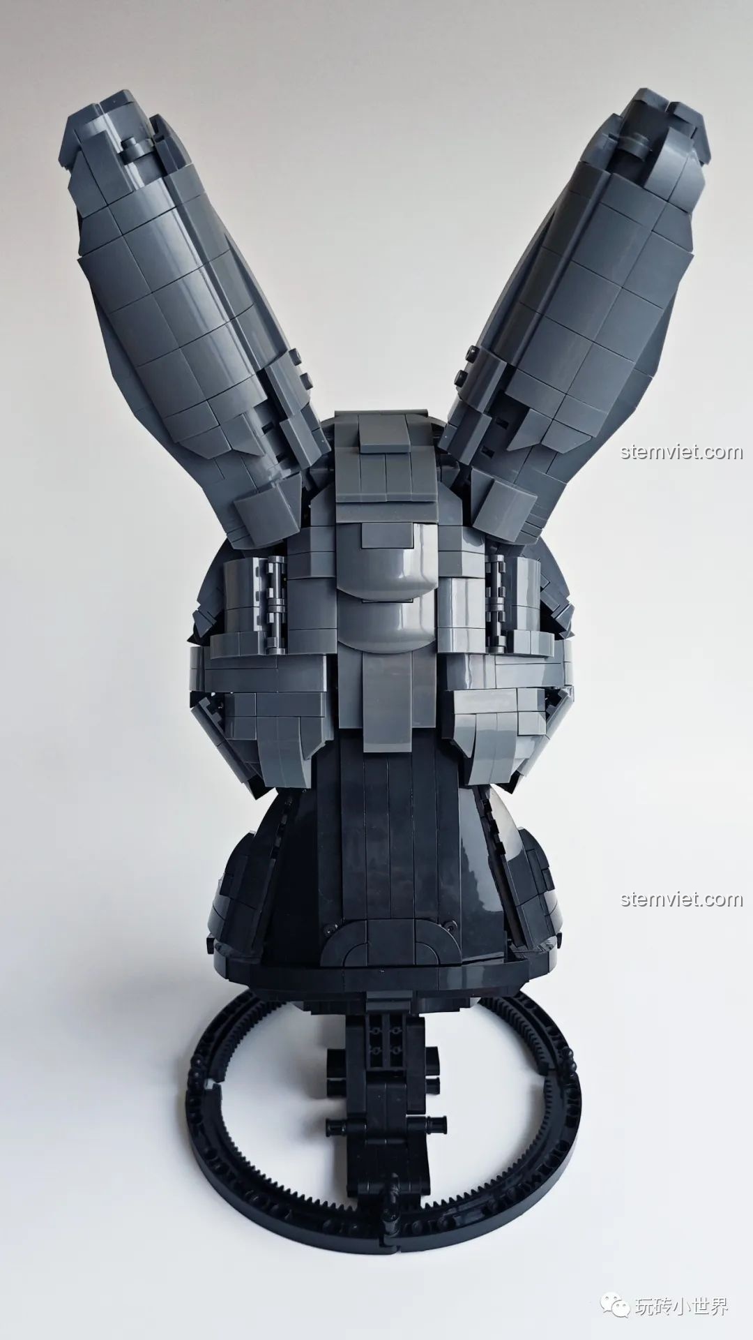 Mô hình Thỏ Cát Lợi Qizhile 103001 đã hoàn thành, nhìn từ góc nghiêng với đôi tai vểnh cao, trải nghiệm Qizhile 103 001 Mô hình Thỏ.