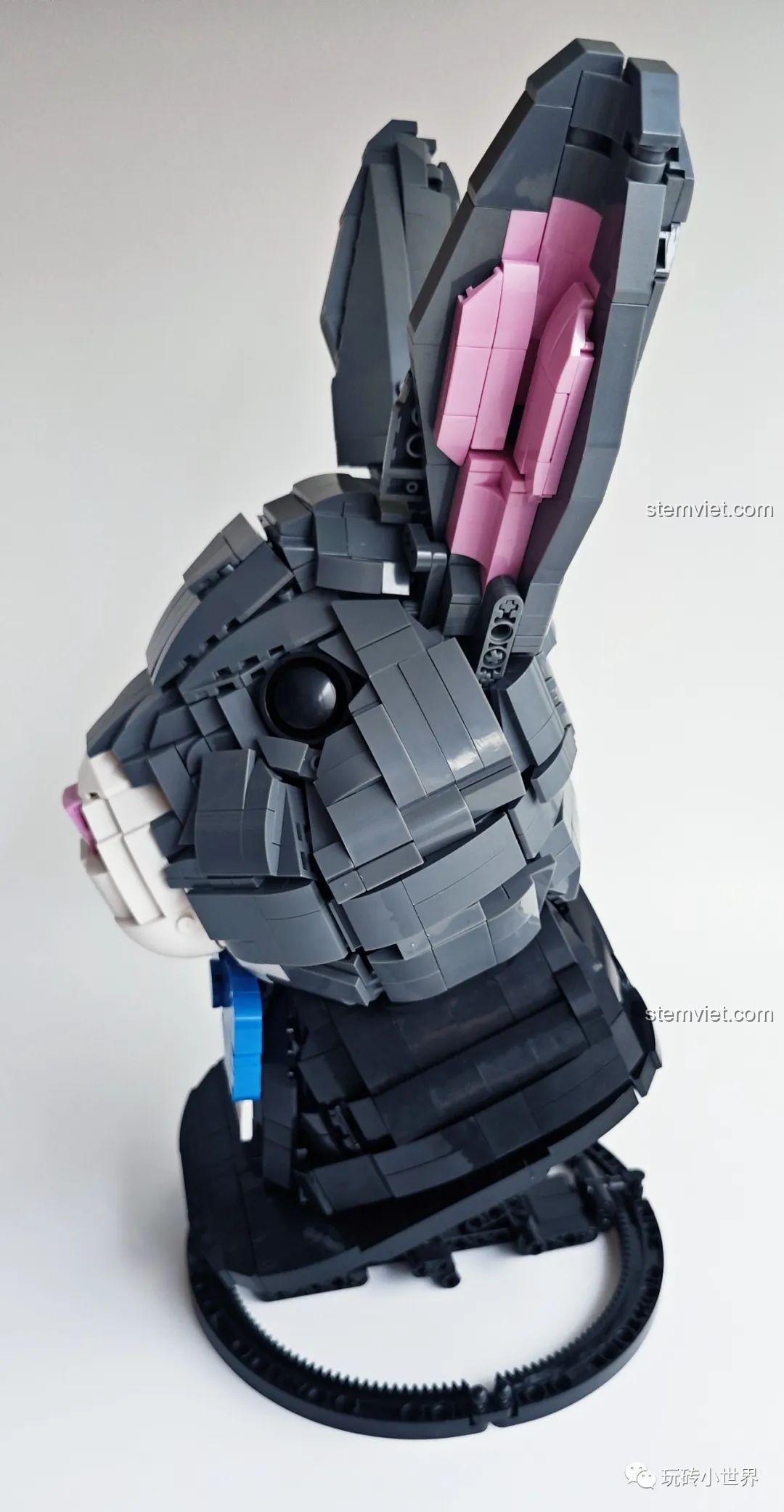 Chi tiết đôi tai hồng hào của mô hình Thỏ Cát Lợi Qizhile 103001, review Qizhile 001 Thỏ Cát Lợi.