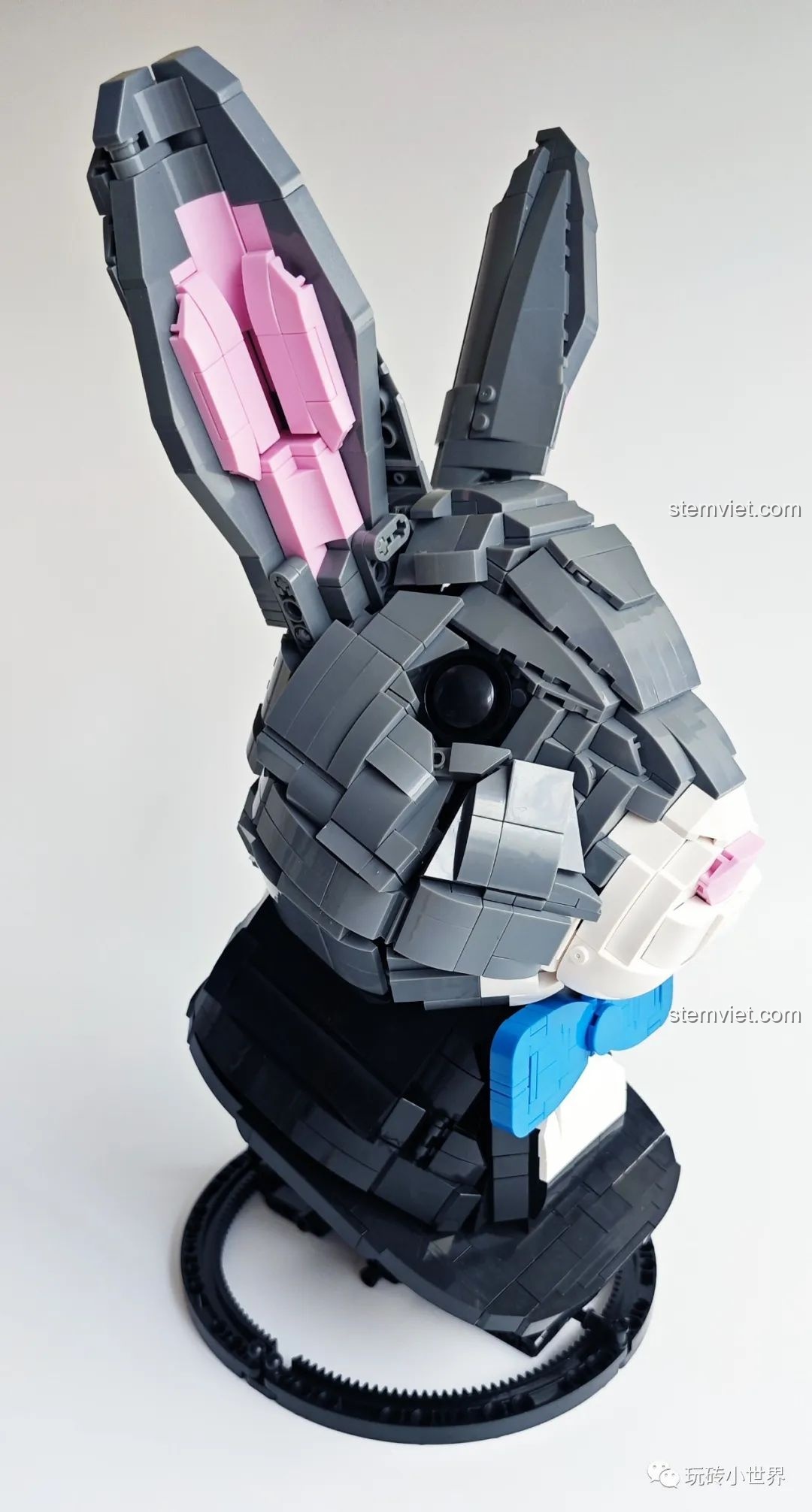 Mô hình Thỏ Cát Lợi Qizhile 103001 đã hoàn thành, nhìn từ góc cao, thể hiện vẻ đẹp tổng thể, trải nghiệm Qizhile 103 001 Mô hình Thỏ.