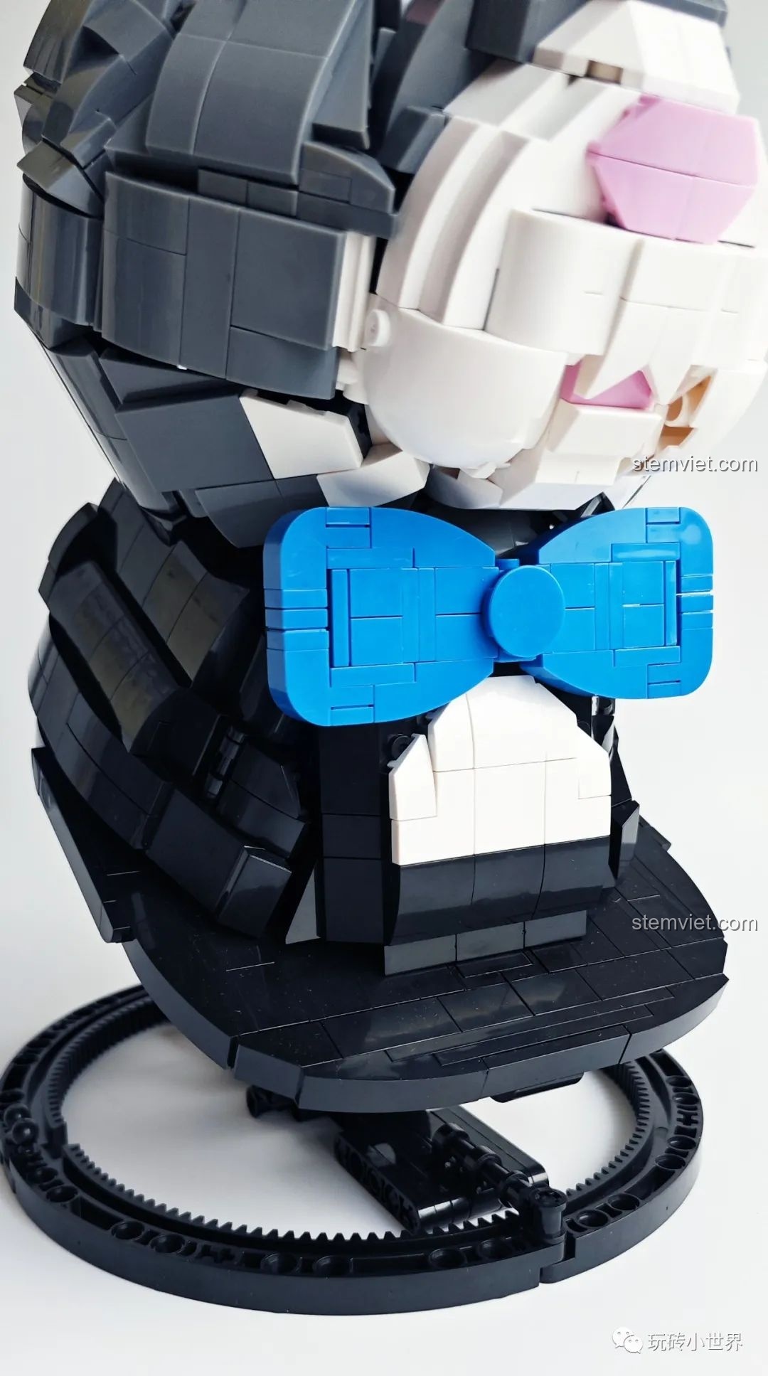 Cận cảnh chiếc nơ xanh và khuôn miệng đáng yêu của mô hình Thỏ Cát Lợi Qizhile 103001, cảm nhận Qizhile QZ103001 Tượng Thỏ.