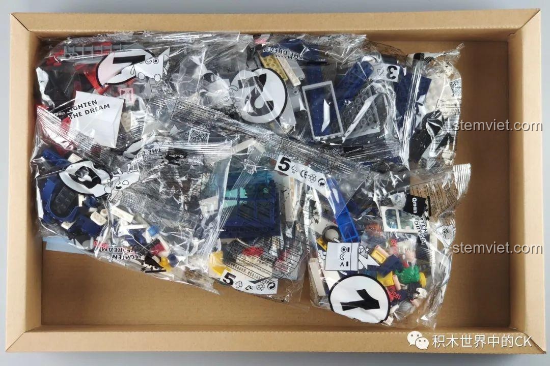 Các túi mảnh ghép được đánh số bên trong hộp bộ lắp ghép Sở Cảnh Sát Trọng Án Qman 1937 MineCity, sẵn sàng cho quá trình lắp ráp.