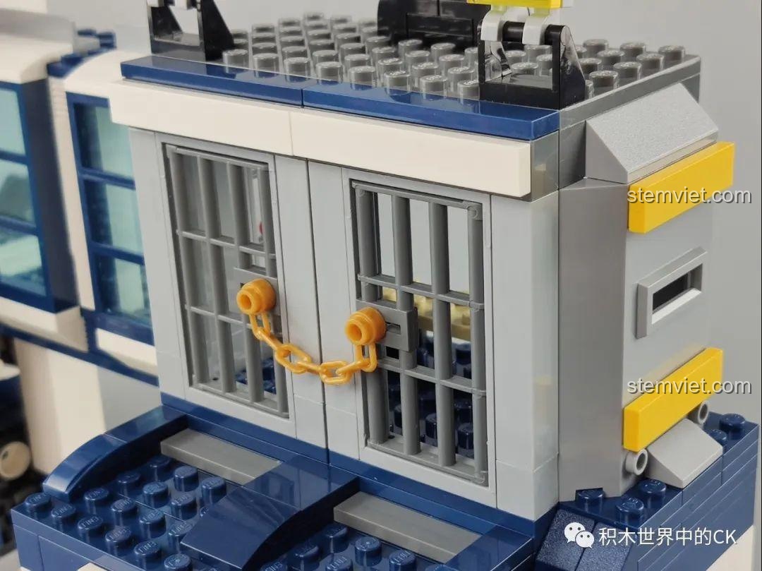 Bên trong mô hình sở cảnh sát Qman 1937 MineCity, hiển thị các phòng ban và trang thiết bị.