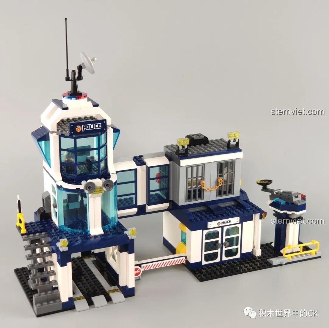 Mô hình sở cảnh sát Qman 1937 MineCity gần như hoàn thiện, với các khu vực nhà tù, tháp quan sát và gara.