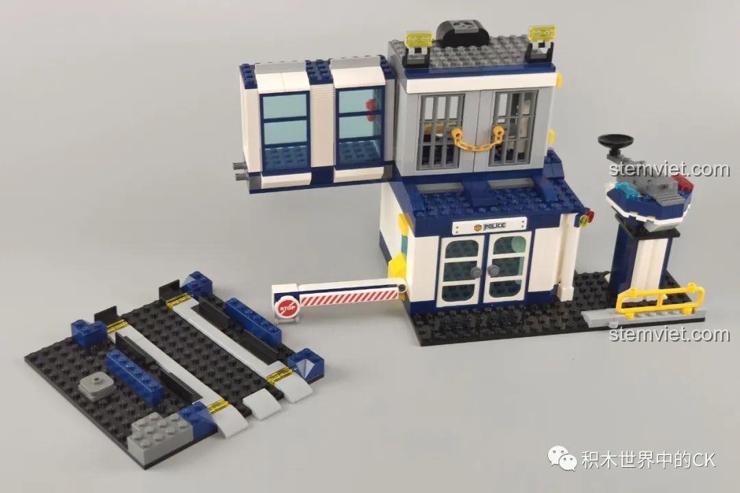 Các phần của sở cảnh sát đang được kết nối, bao gồm nhà tù, cổng chắn và một phần của tòa nhà chính.