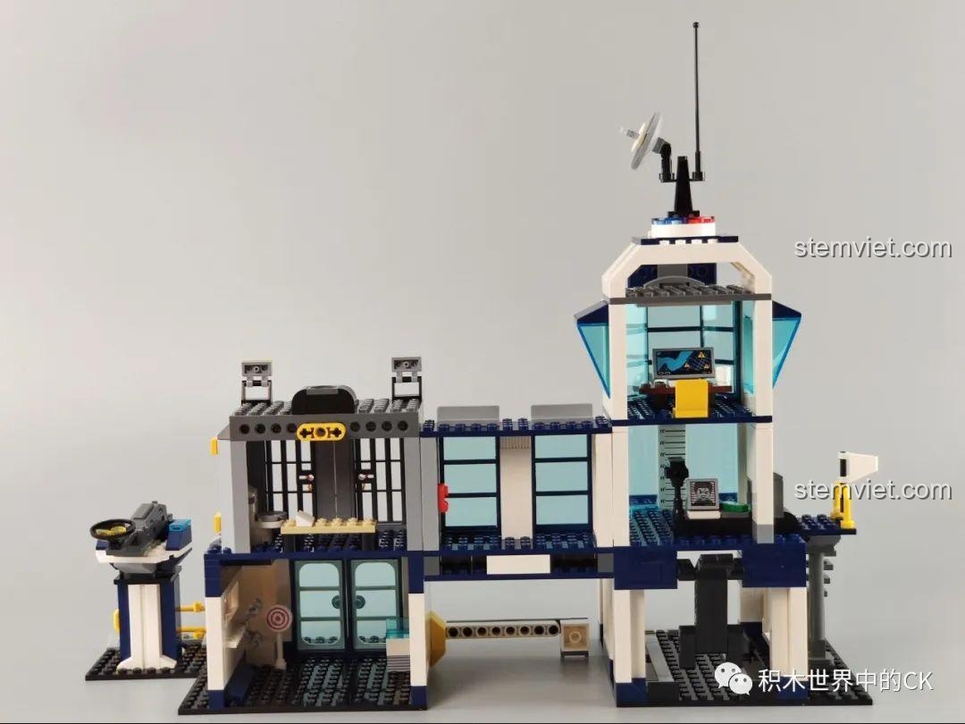 Mặt cắt ngang của mô hình sở cảnh sát Qman 1937 MineCity, hiển thị các phòng ban và không gian bên trong.