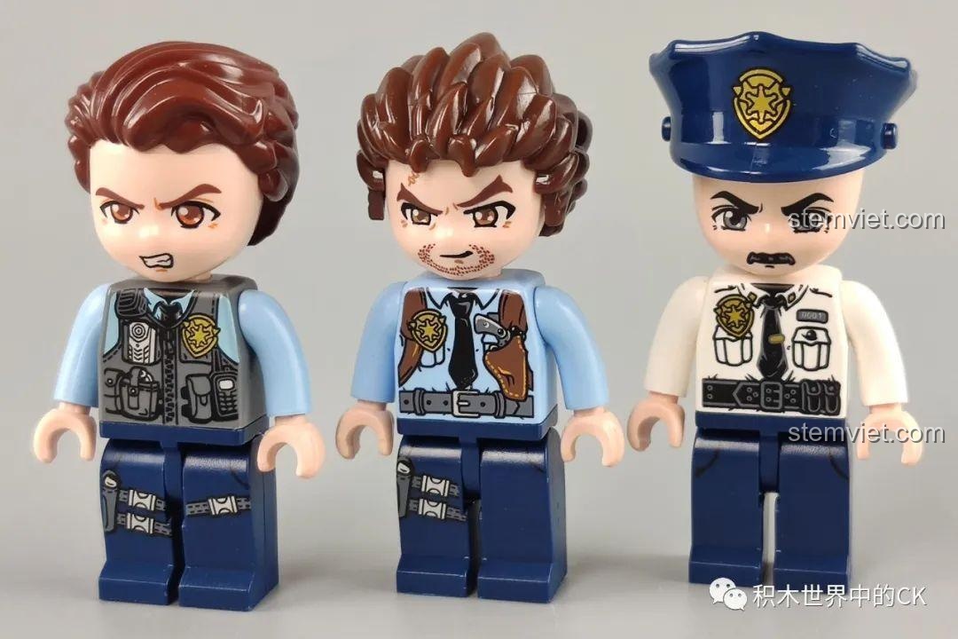 Ba minifigures cảnh sát từ bộ Qman 1937 MineCity, mỗi người có trang phục và vũ khí riêng biệt.