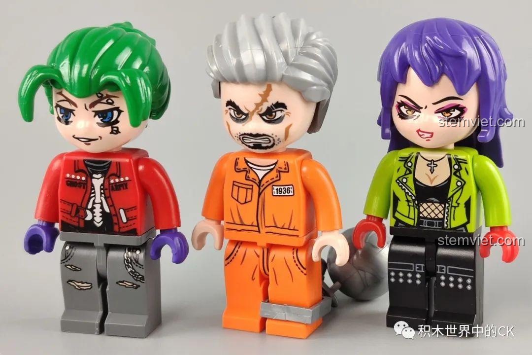 Ba minifigures tội phạm: tên cướp tóc xanh, tên cướp tóc bạc và nữ tội phạm tóc tím, mỗi người có phong cách riêng.